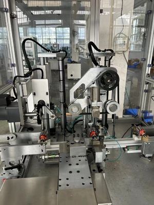 Komutator mesin putar pada jalur produksi otomatis pemasok